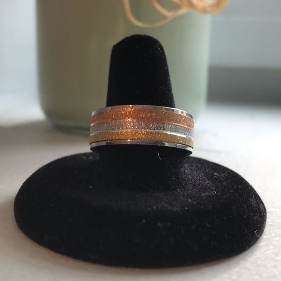 Men’s Beautiful Tricolor Brushed Wedding Band - Picture 4 of 5